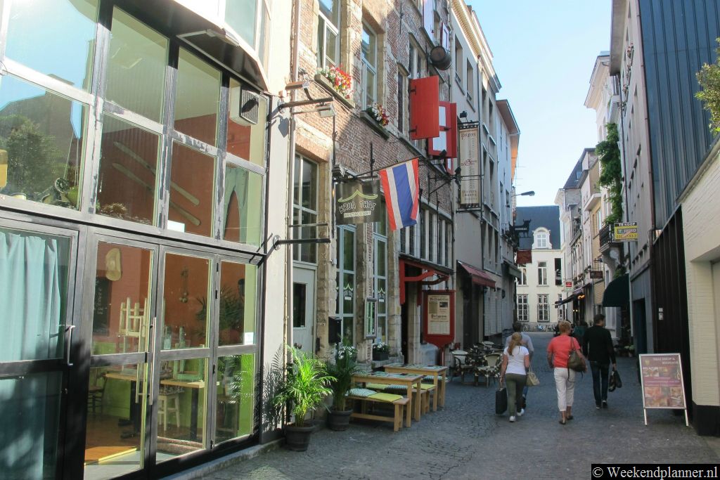 Enkele restaurants in de Pelgrimstraat.